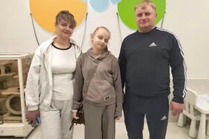 Марія Момот зі своїми батьками