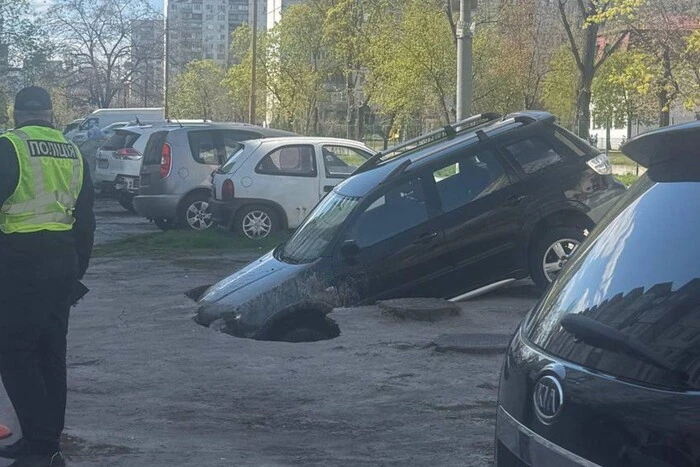 На Оболоні кросовер частково провалився під асфальт (фото)