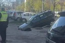 На Оболоні кросовер частково провалився під асфальт (фото)