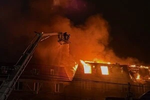 Під час пожежі частина покрівлі обвалилася