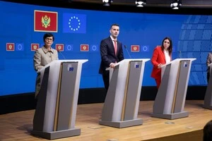 Єврокомісарка з питань розширення (перша ліворуч) назвала рішення «важливим кроком на шляху до вступу до ЄС»