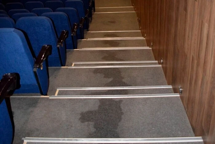 Поліція затримала чоловіка, який розлив рідину з різким запахом у кінотеатрі «Жовтень»