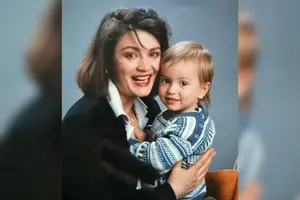 В’ячеслав Хостікоєв показав архівні фото з мамою