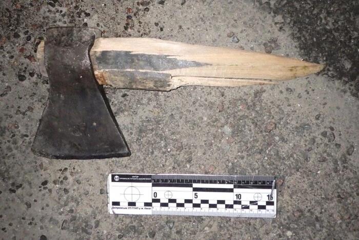 Намагався викрасти скутер та розмахував сокирою: у Києві затримали агресивного дебошира