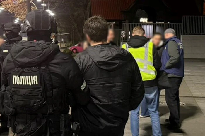 Обіцяли домовитися з ТЦК за $20 тис.: у Києві затримано співмешканців за підозрою у шантажі