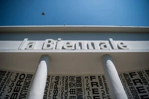 Венеційська бієнале відсторонила РФ та Ізраїль