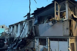 Ворожий БпЛА поцілив у двоповерховий будинок, де проживала пара