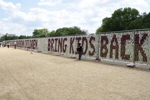 З ведмедиків викладено напис: «Росія викрала 20 000 українських дітей. Поверніть дітей»
