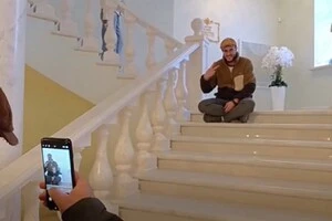 Іноземні медійники акцентують увагу на оновленому інтер’єрі театру, про злочин росіян не говорять