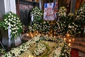  Могила Патріарха Філарета, вкрита білими квітами. 28 березня 2026 року