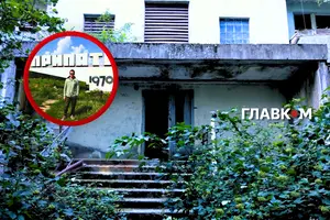 Будинок, у якому розташована квартира, досі стоїть, однак перебуває у занедбаному стані