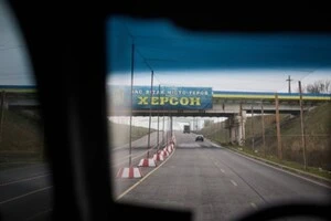 Передмістя Херсона під ударами дронів. Влада дала термінове попередження