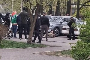 Чоловік вийшов з машини, почав стріляти