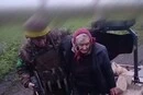 «Бабусю, сідай». Військові евакуювали з-під обстрілів літню жінку наземним роботом