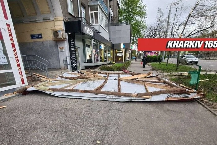 Буревій у Харкові зірвав дах із багатоповерхівки, водій дивом врятувався