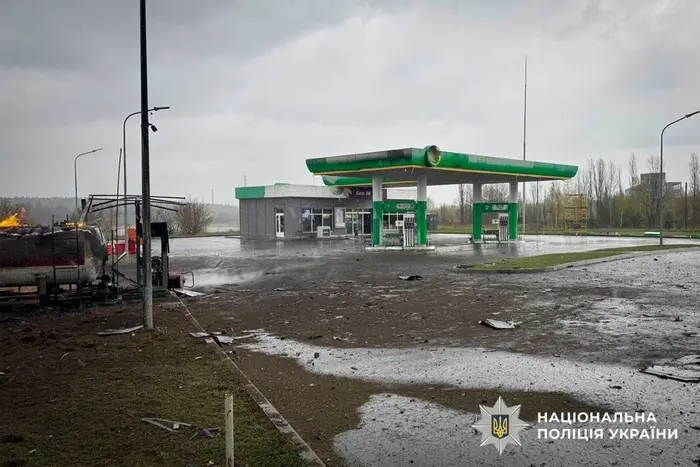 Обстріл Сумщини: загинули люди, пошкоджено енергооб'єкт та АЗС (фото)
