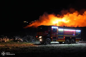 До гасіння залучено понад три десятки рятувальників і важку комунальну техніку
