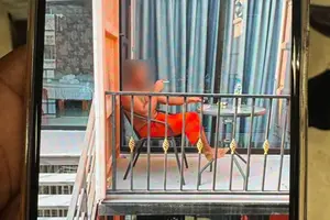 Фото були знайдені на телефонах ченців, на яких вони зображені під час відпочинку