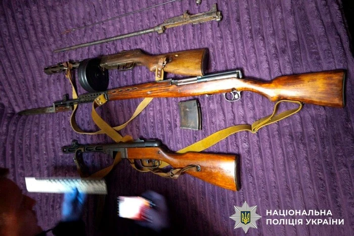 Продавав гвинтівки через інтернет: у Києві викрито торговця трофейною зброєю (фото)