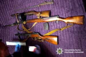 За даними слідства, чоловік продавав зброю, яку знаходив у зоні проведення бойових дій