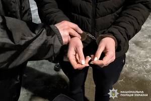 Фігурантку затримали під час зняття чужих коштів із банкомата