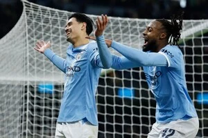 Тіджані Рейндерс (ліворуч) поки не переконав Хосепа Гвардіолу