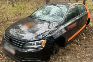 Розібраний Volkswagen молодики залишили у лісі