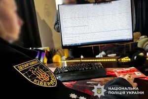 Під час обшуків у фігурантів вилучили 37 мобільних телефонів, 11 системних блоків, 7 ноутбуків та понад $32 тис. готівки