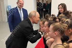 Путін цілує у чоло юну спортсменку