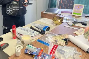 За даними слідства, учасники схеми діяли заздалегідь сплановано та узгоджено