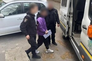 Слідство встановило, що у лютому 2026 року підозрюваний продав через месенджер два відеофайли порнографічного характеру із зображенням дітей