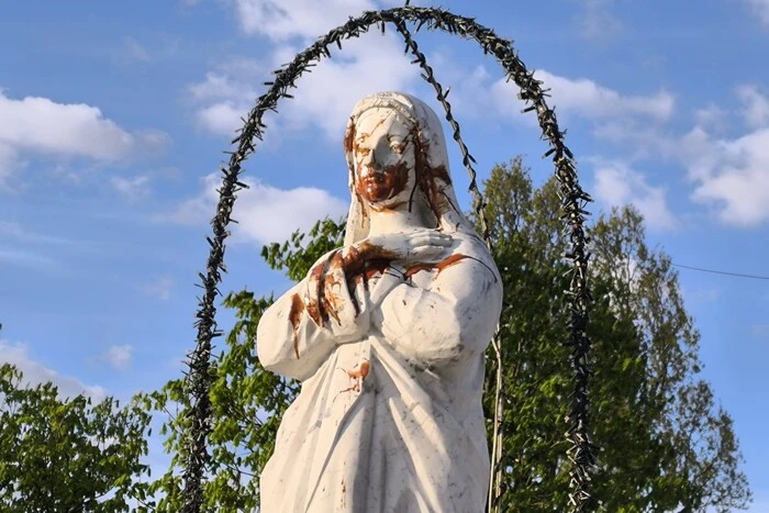 На Львівщині вандали понівечили фігуру Матері Божої (фото)