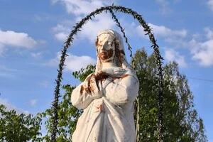 Фігуру Матері Божої облили червоною речовиною