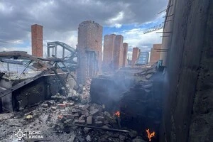 У Шевченківському райоеі ворожий дрон пошкодив фасад недобудови