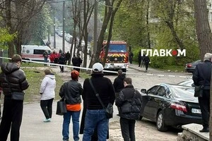 Рятувальники та медики працюють на місці падіння дронів у Києві 28 квітня 2026 року