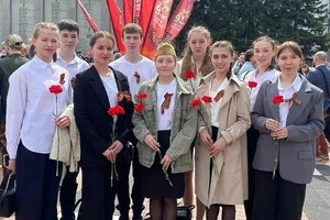 У травні 2023 року Кісельова (третя ліворуч) позувала для фото з георгіївською стрічкою на одязі