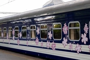 12 вагонів поїзда «Сакура» оформлено у стилі з пелюстками сакури