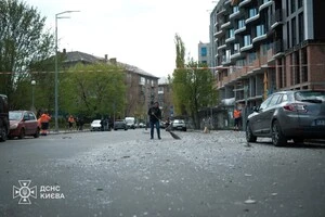 Біля ЖК Creator City комунальні працівники вже прибирають уламки скла та будматеріалів