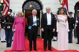 Меланія Трамп і королева Великої Британії Камілла обрали образи у рожевих відтінках