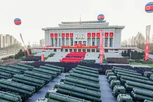 Кім Чен Ин на військовій церемонії, присвяченій 600-міліметровим ракетним системам залпового вогню, що відбулася 18 лютого в Пхеньяні