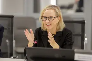 Джулі Девіс йде у відставку