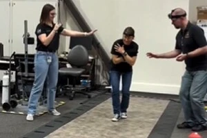 Після польоту у космос астронавтам доводиться наново вчитися ходити