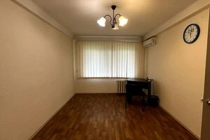 Кімната світла і простора, але здається без базових меблів