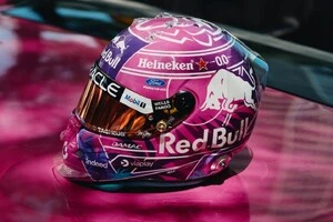 Дизайн шолома виконаний у відтінках заходу сонця Південної Флориди