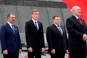 Українські санкції застосовані до Віктора (перший ліворуч) й Дмитра (другий праворуч) Лукашенків