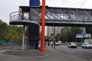  Надземний пішохідний перехід у Києві, ілюстративне фото 