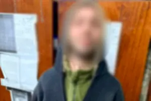 Виявилося, що 40-річний військовослужбовець, який самовільно залишив військову частину, розгулював залою супермаркету з грашковою рушницею