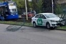 У Києві таксі вилетіло на рейки: рух швидкісного трамвая паралізовано (фото)