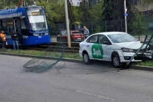 Автомобіль служби таксі Bolt заблокував рух низки трамваїв