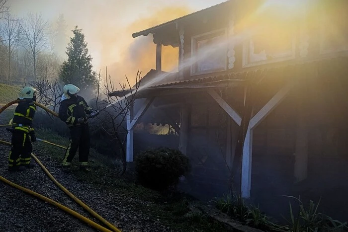 На Закарпатті горить готельний комплекс курорту в Ізках (фото)